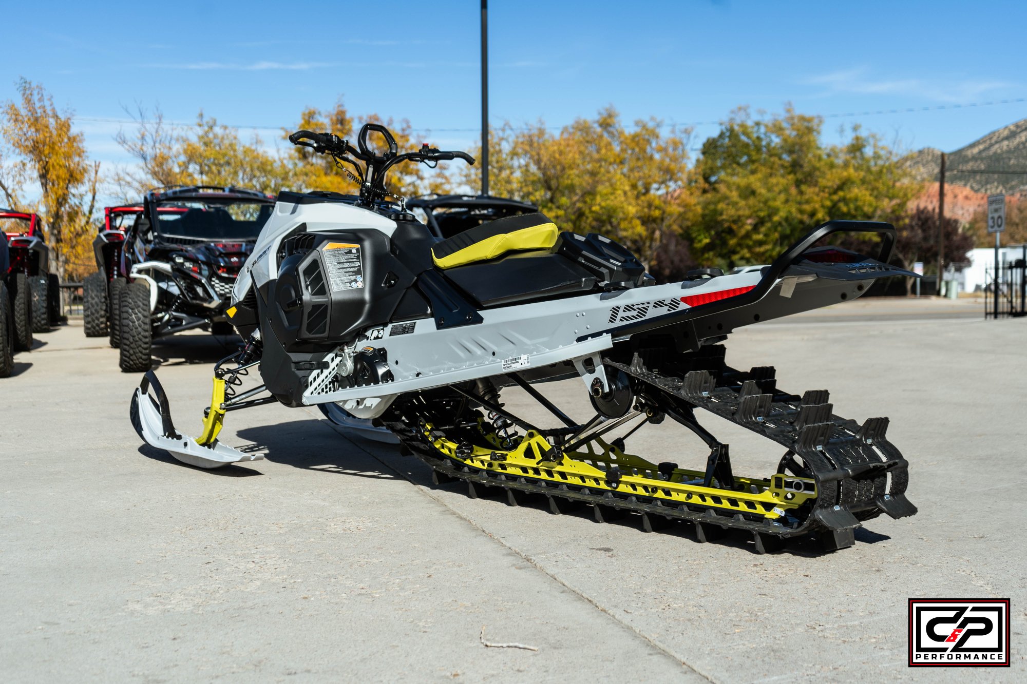 2025 SKI DOO SUMMIT EDGE 154 850 E-TECH 2.5" SHOT - Image 4