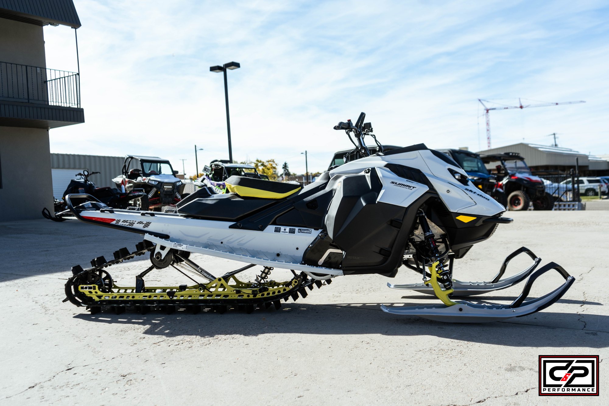 2025 SKI DOO SUMMIT EDGE 154 850 E-TECH 2.5" SHOT - Image 6